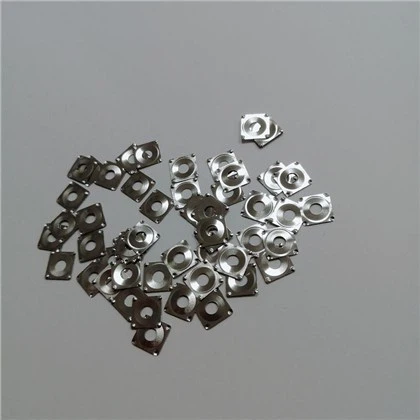 Automobilová čtvercová perforovaná kovová zaklapávací kopule